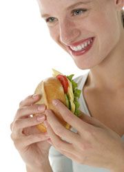 Frau hält belegtes Brötchen
